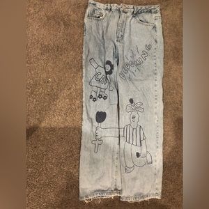 Light blue boyfriend jeans with graphic designs